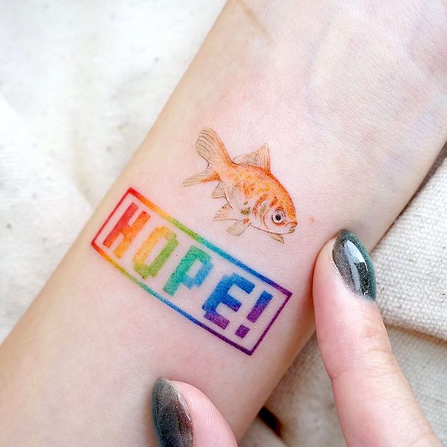Continua a sperare - piccolo tatuaggio di una sola parola di @hktattoo_tina