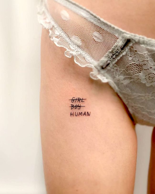 Umano - piccola parola tatuata sulla coscia da @zombietears