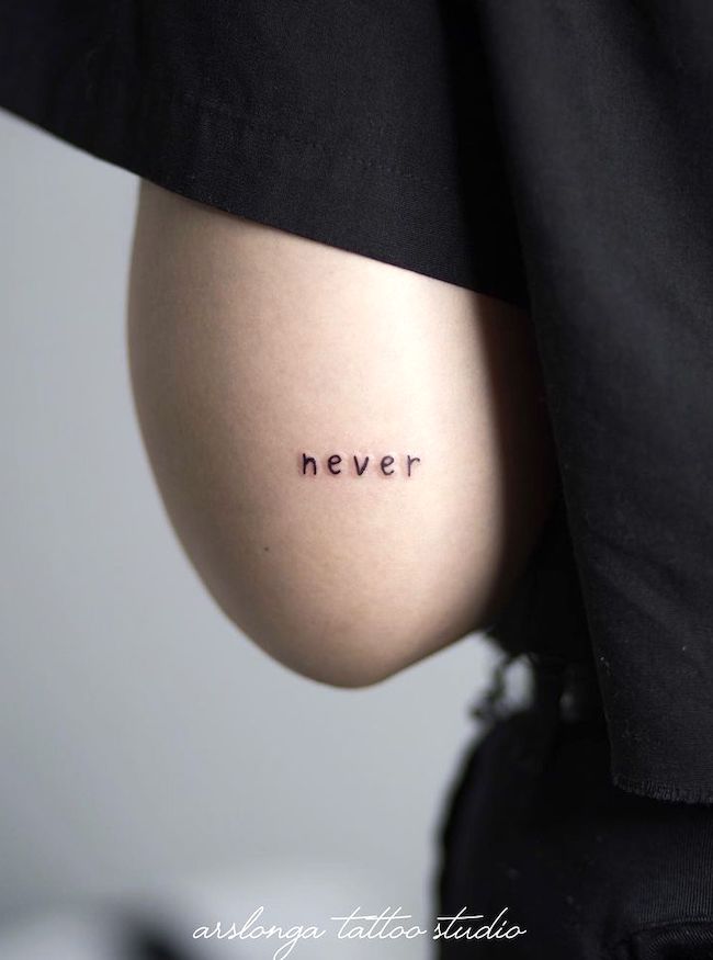 Never - tatuaggio con una sola parola di @arslonga_tattoo