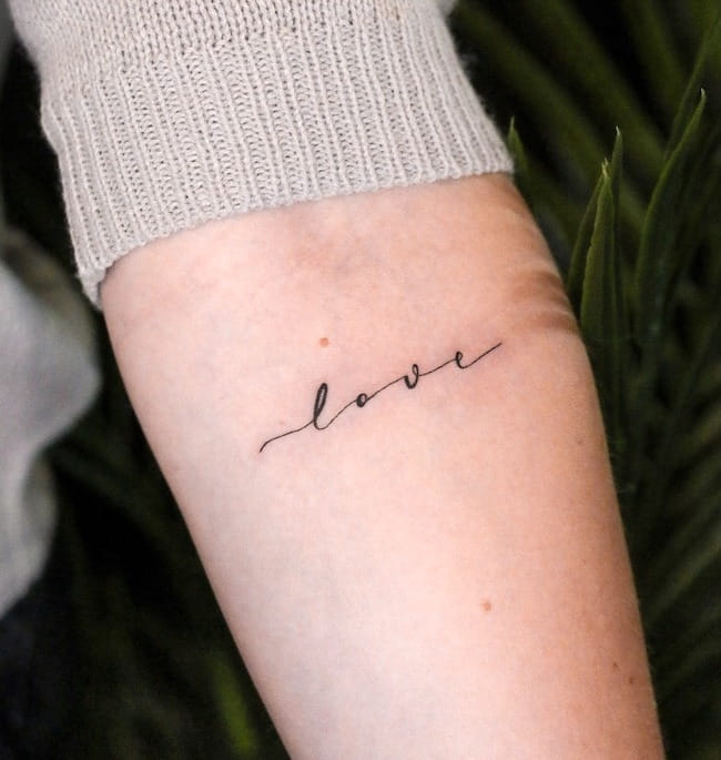 Tu sei abbastanza - un tatuaggio promemoria di @ixtw.ink