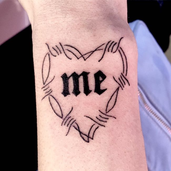 Un tatuaggio con una sola parola di @axelhoney per mettere se stessi al primo posto