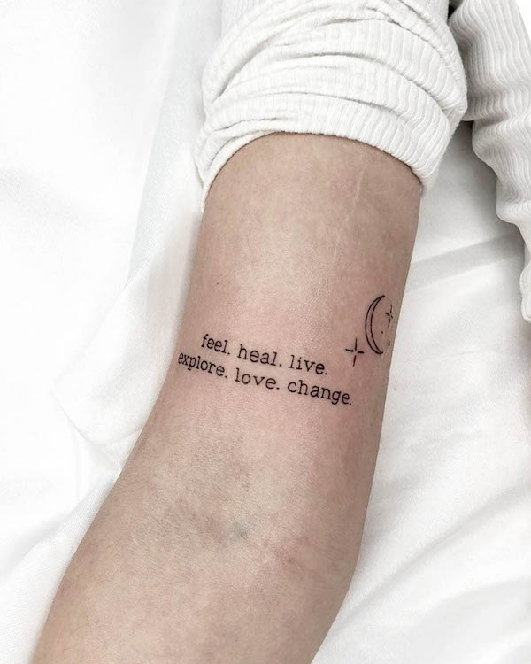 Tatuaggio con una sola parola Feel heal live di @senart.ink