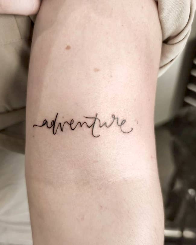 Un tatuaggio di una sola parola per gli avventurieri di @mikaink