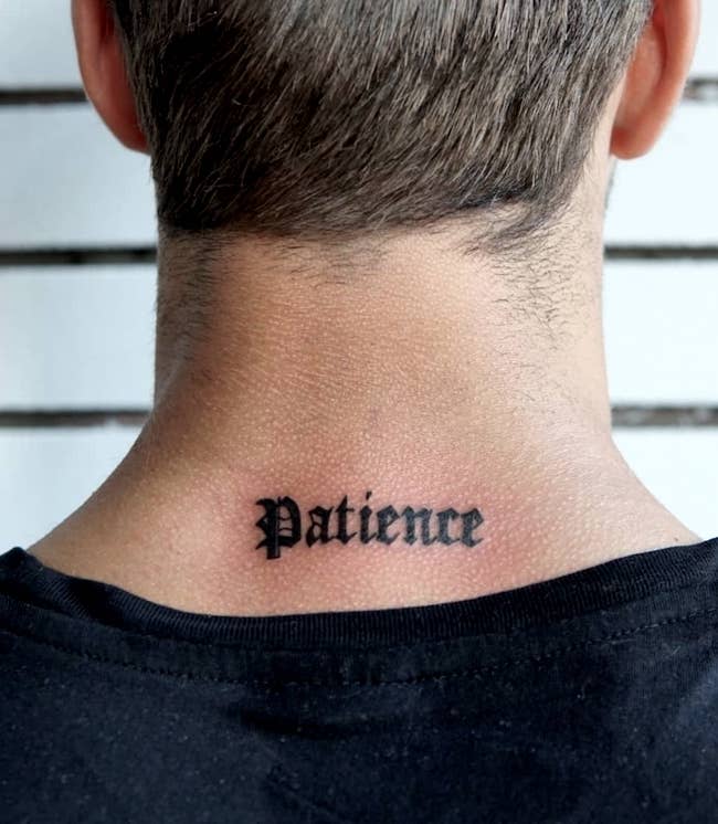 Tatuaggio sul collo di Patience di @dianatodic_tattoo