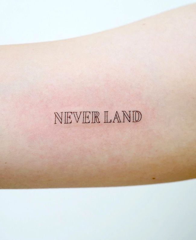 Neverland - tatuaggio di parole da sogno di @hktattoo_tina