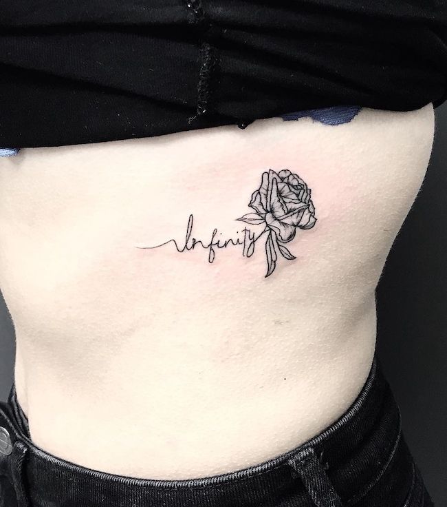 Infinity - una rosa tatuata sulla cassa toracica da @bil_tattoo