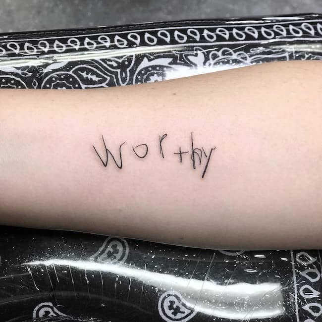 Worthy - un tatuaggio ispiratore dell'amore per se stessi di @lu_tattoos