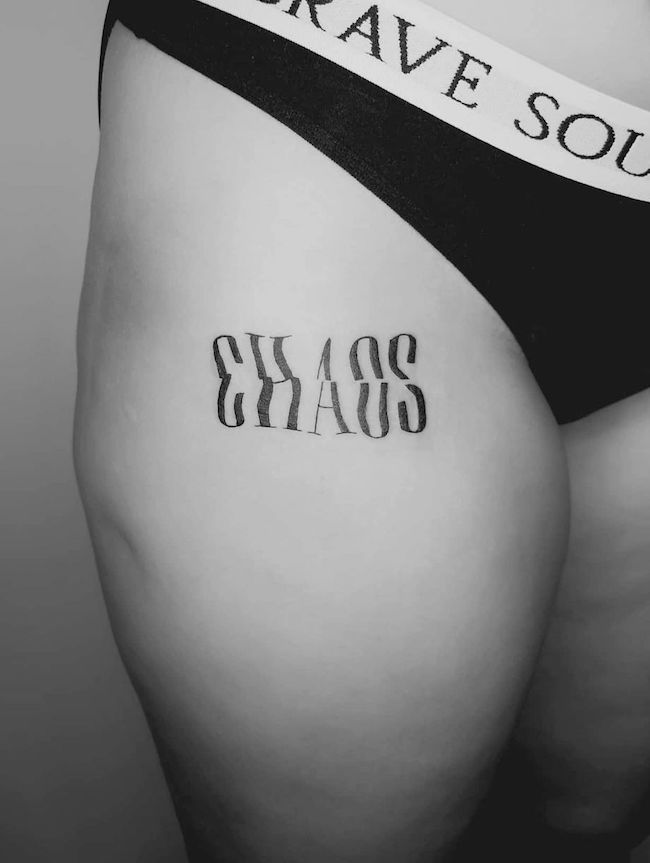 Caos - tatuaggio unico di una parola da @math.lst