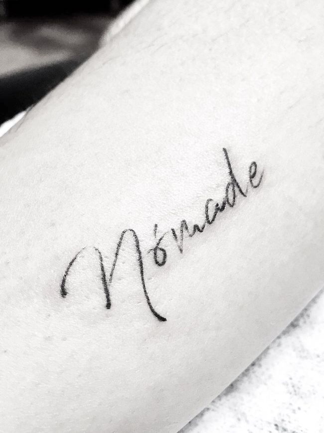 Nomade di @ink_details - un tatuaggio di parole per gli esploratori della vita