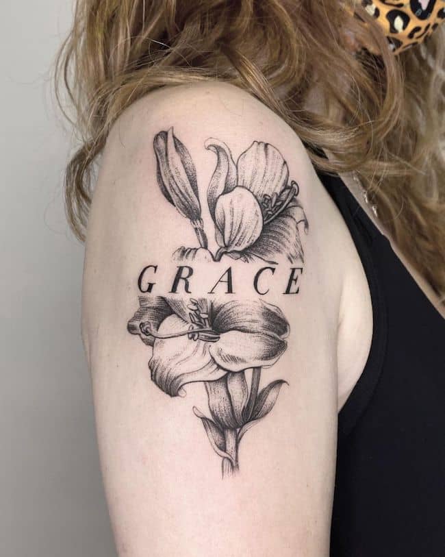 Tatuaggio floreale con una sola parola Grace di @novemberoakbranch
