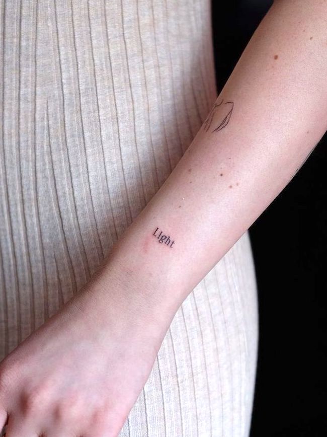 Segui la luce - piccolo tatuaggio da polso di @miniwork_jo