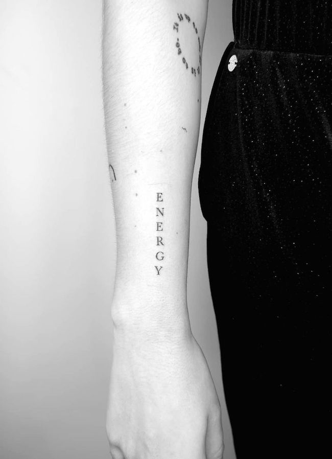 Un tatuaggio da polso per incanalare l'energia di @math.lst