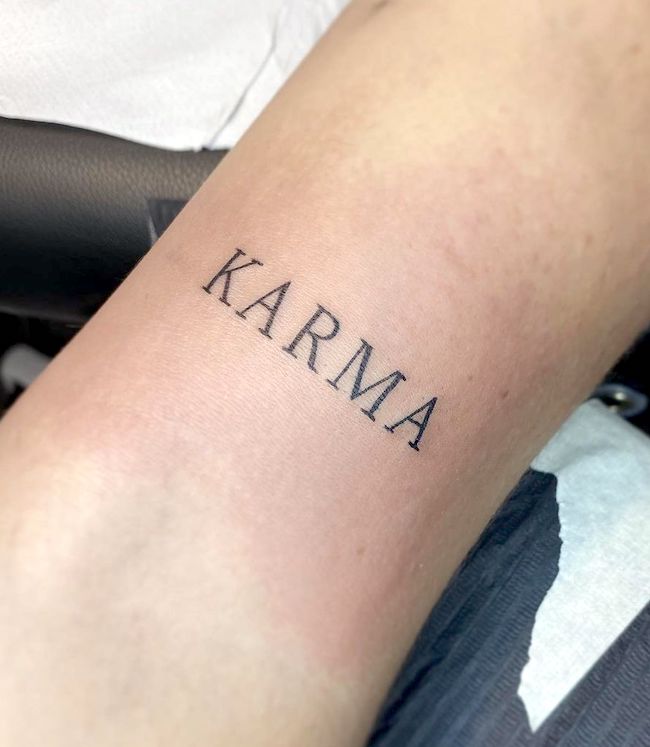 Karma - tatuaggio profondo di una sola parola di @sacrednoirtattoo