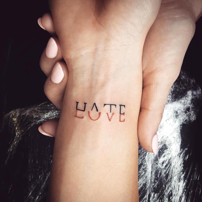 Amore e odio - tatuaggio creativo di una sola parola di @moninktattoosluxembourg