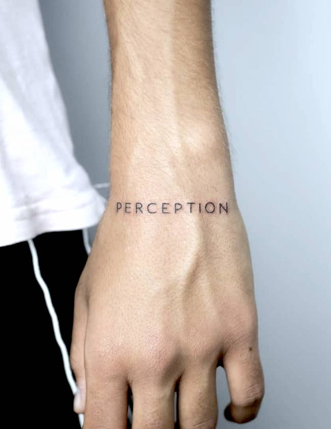 Percezione - tatuaggio di una parola di @naptinomeseleyi