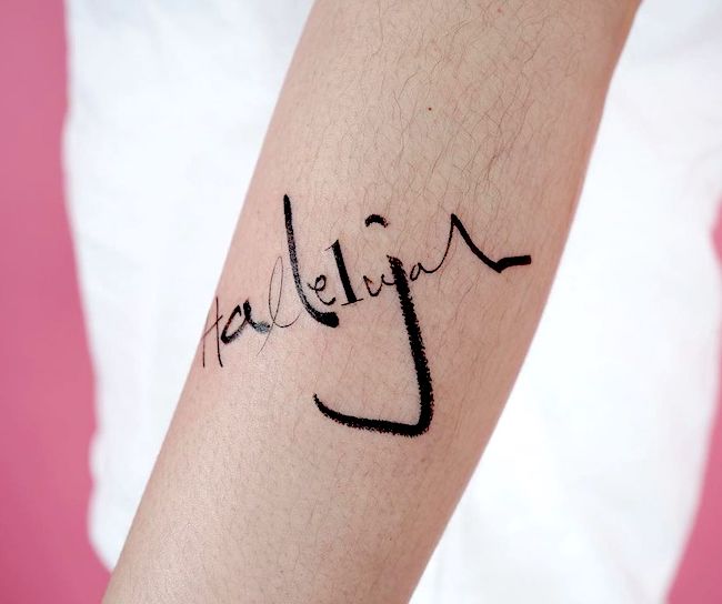 Hallelujah - un divertente tatuaggio a lettere sull'avambraccio di @tattooist_doy