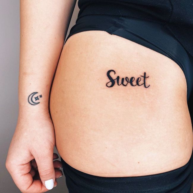 Sweet - tatuaggio script di @skattytattys