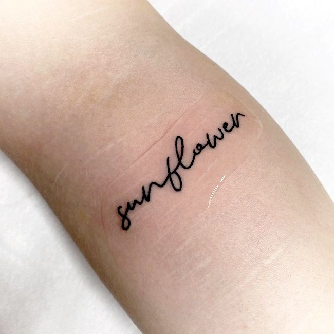 Tatuaggio con scritta girasole su cicatrici di @witaminat