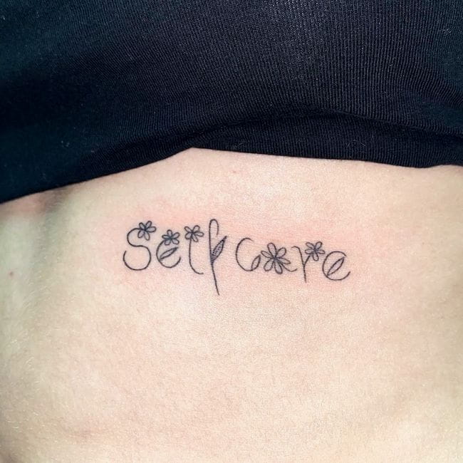 Cura di sé - bellissimo tatuaggio script di @zuzaok