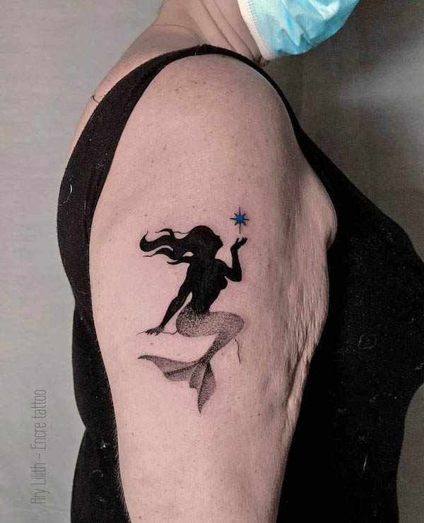 Tatuaggio di sirena nera sfumata di @arylilith