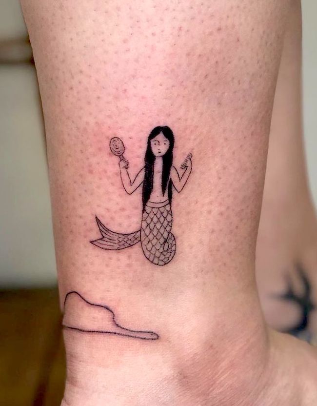 Tatuaggio di una sirena di @_swimmingtiger