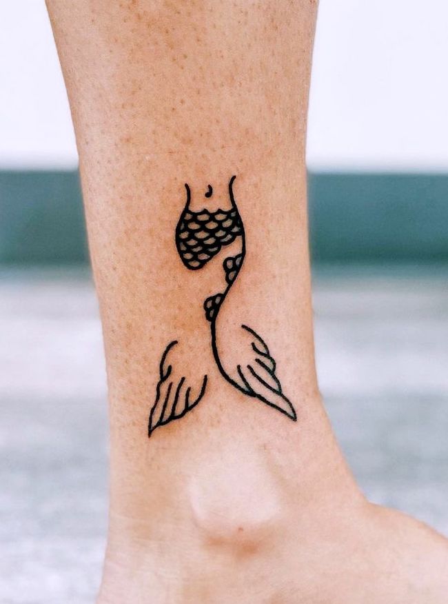 Una sirena astratta a linee - tatuaggio di @awaketowild