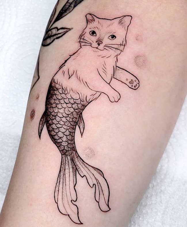 Il tatuaggio del gatto sirena di @feerwho