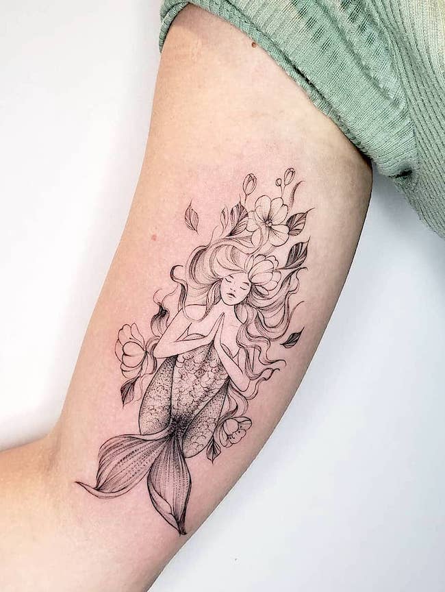 Una dettagliata sirena floreale di @karoldiastattooist