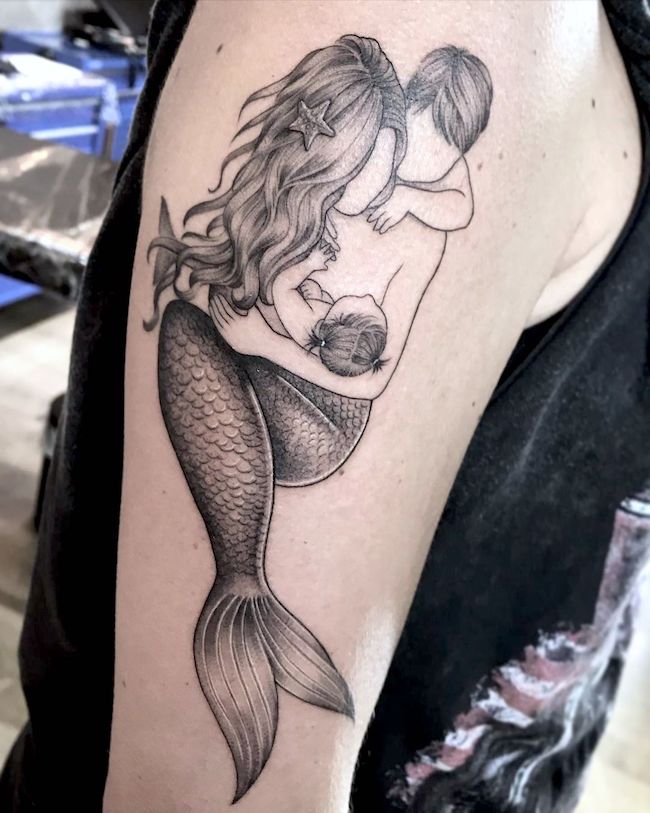 Il tatuaggio della sirena madre di @ivygabrielli