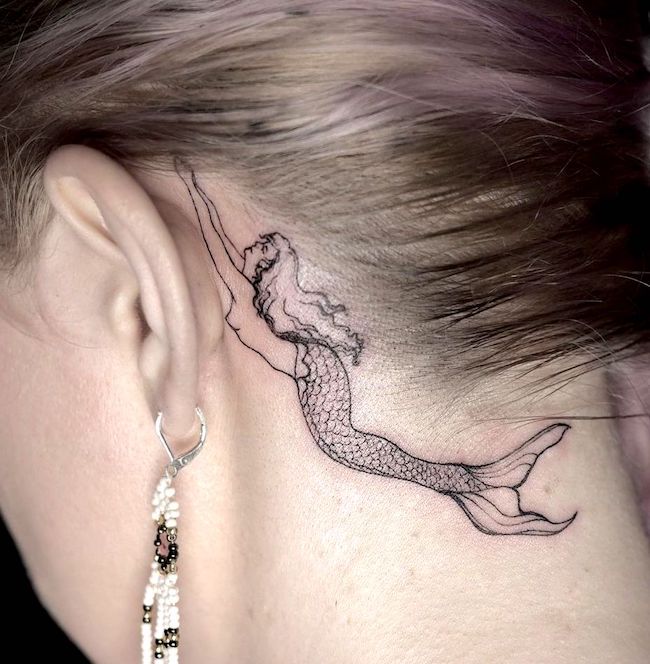 Tatuaggio di una sirena dietro l'orecchio di @gelo.ink