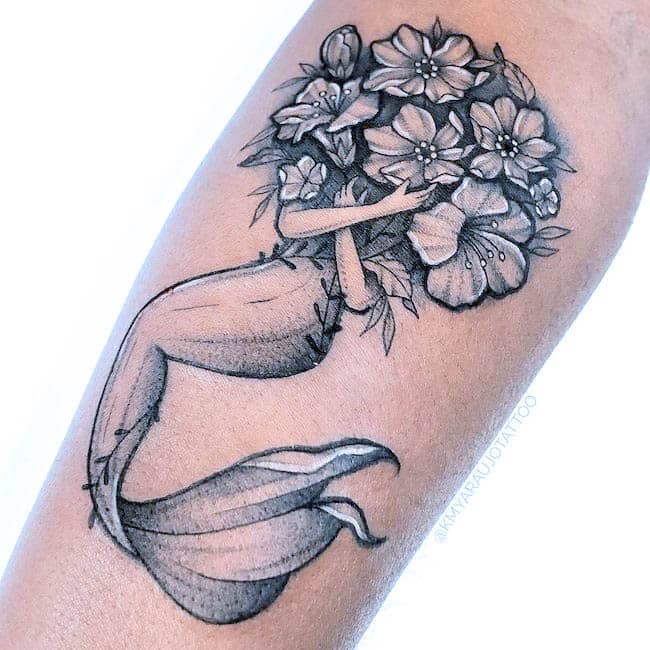 Blossoming - Tatuaggio a forma di sirena di @kmyaraujotattoo