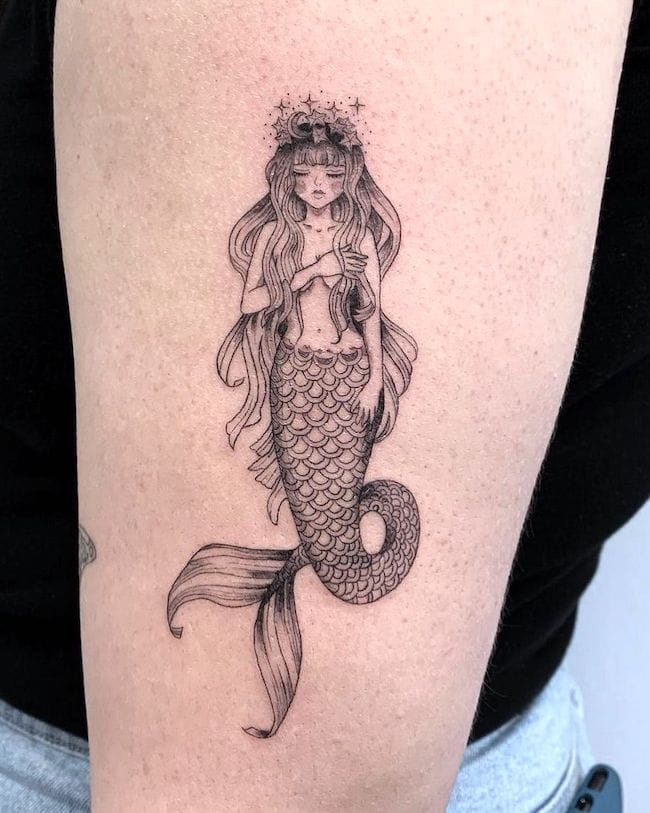 Un intricato tatuaggio di sirena femminile da @ink.by.kiki