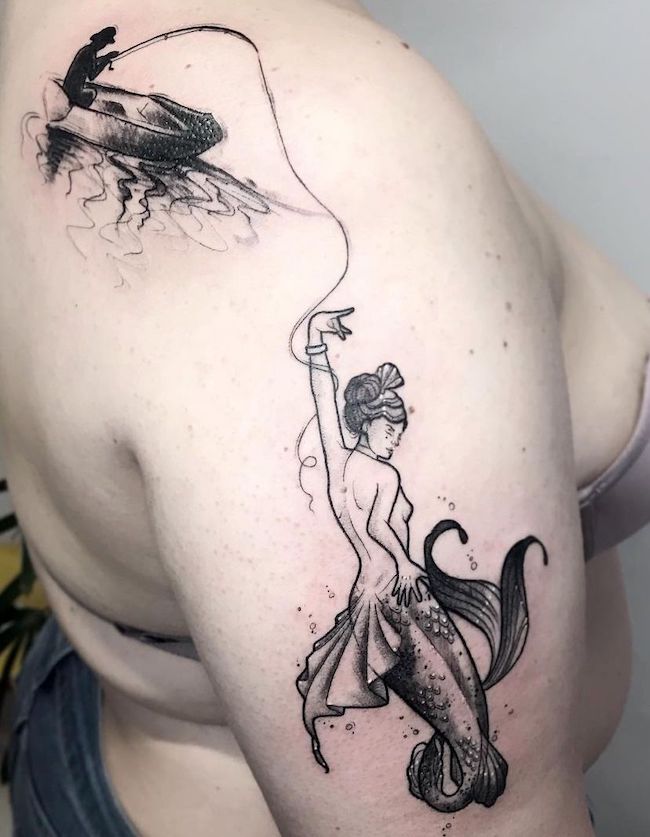 Una cattura inaspettata - Tatuaggio a forma di sirena di @nanamoon.ink