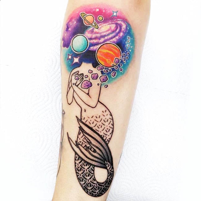 Tatuaggio con sirena e galassia di @madame.liesl