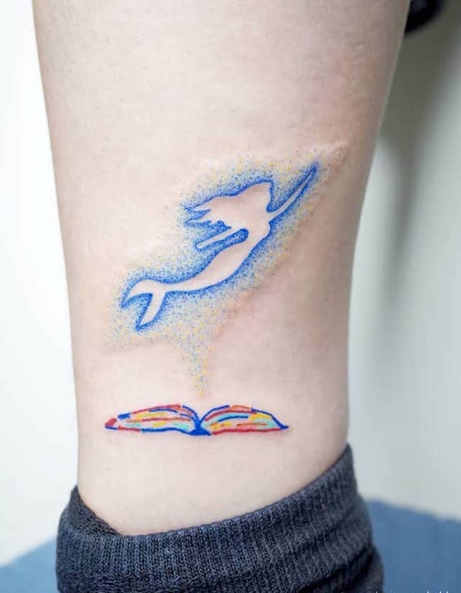Il tatuaggio del libro di storie di sirene di @remember_me_tattoo
