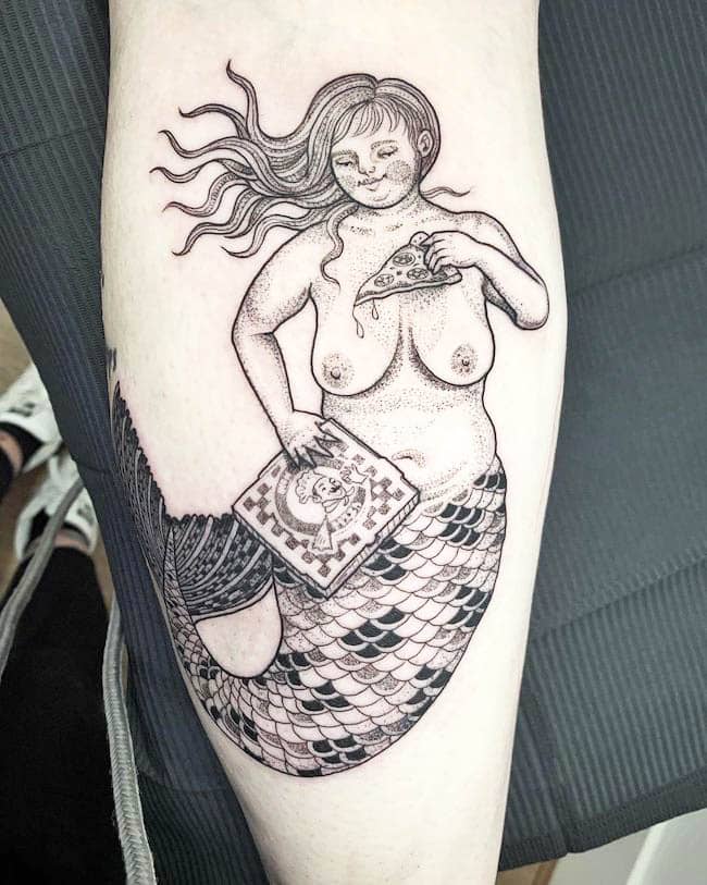 Consegna della pizza direttamente sul fondo dell'oceano - Tatuaggio a forma di sirena di @suflanda