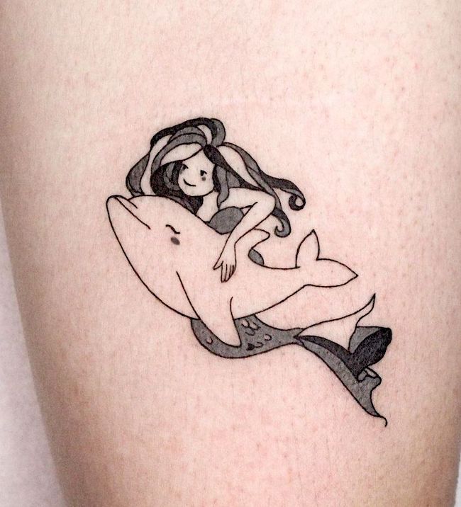 Un simpatico tatuaggio di sirena e delfino di @simya_tattoo