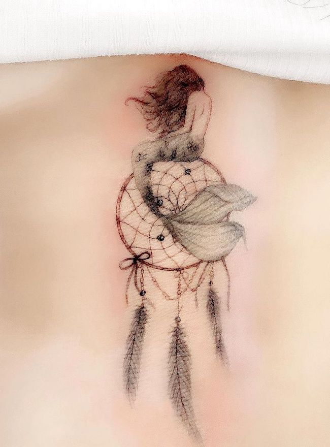 Il tatuaggio di un acchiappasogni stravagante di @simya_tattoo