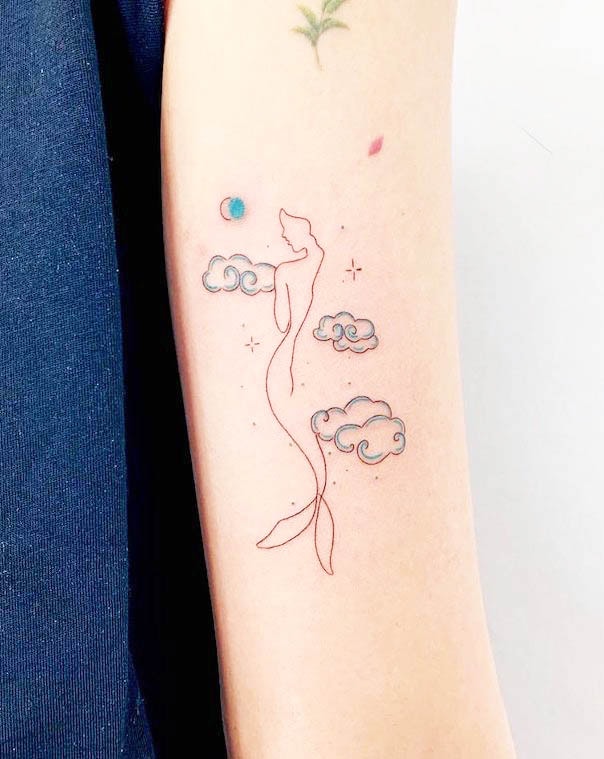 Un tatuaggio astratto a forma di sirena di @motus.ink