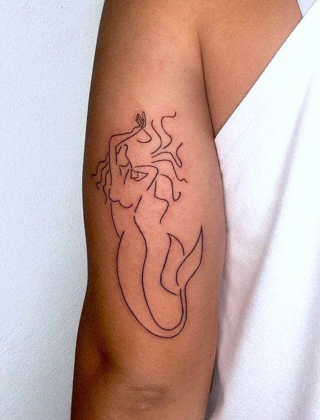 Un tatuaggio astratto a forma di sirena di @tamitattoo