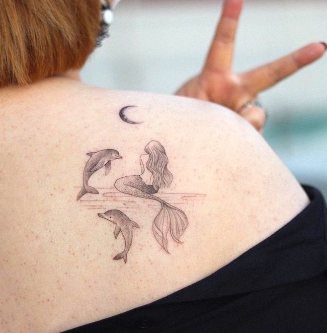 Talking to the moon = Tatuaggio di una sirena di @tattooer_sawori