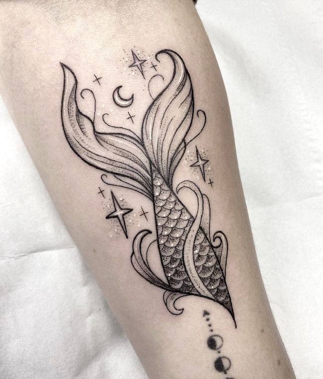 Tatuaggio con coda di sirena scintillante di @tess_divine_ink