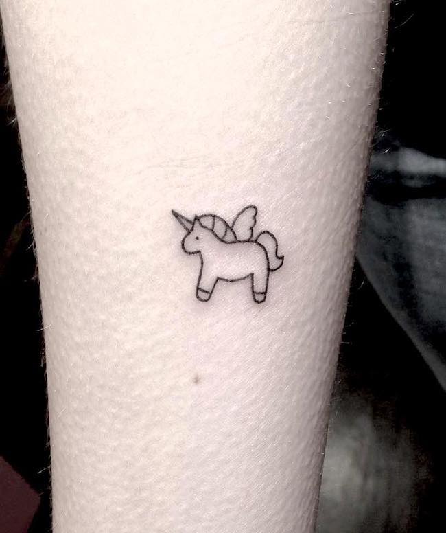 Un piccolo unicorno minimalista tatuato da @amalieink