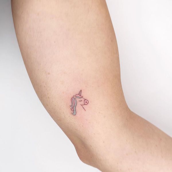 Piccolo unicorno arcobaleno tatuato da @beckydonnellytattoo