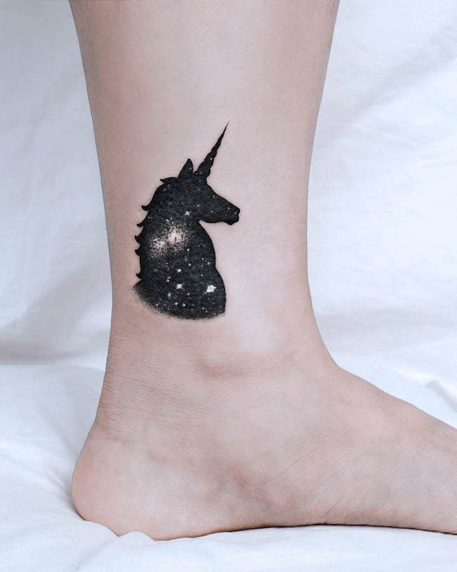 Universo in una silhouette di unicorno -Tatuaggio magico di unicorno di @e.nal.tattoo