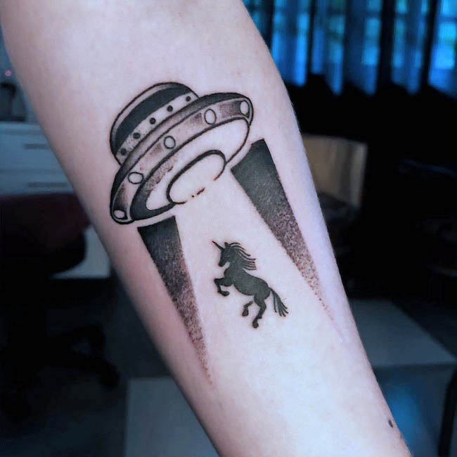 Ritorno all'universo - Tatuaggio con unicorno magico di @canoabroken
