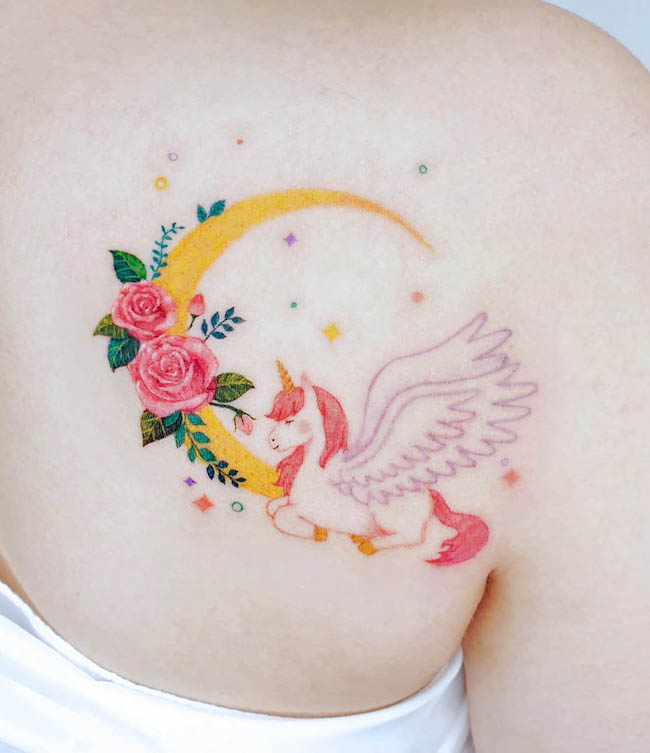 Tatuaggio con mezzaluna floreale e unicorno di @e.ple_tattoo