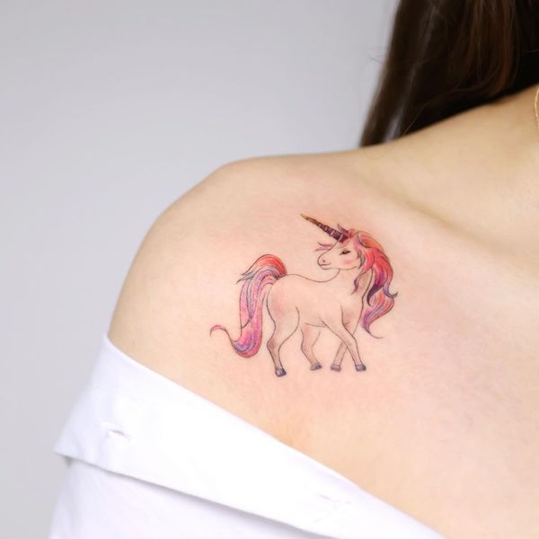 Tatuaggio della spalla con unicorno arcobaleno di @jooyoung_color
