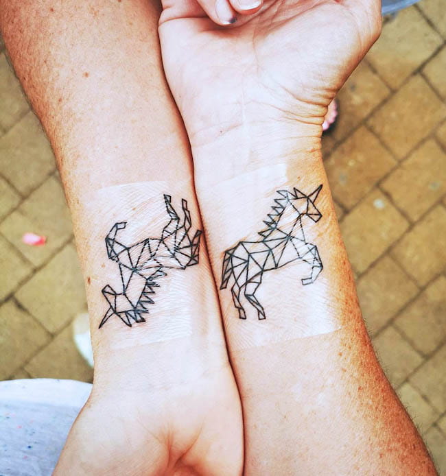 Tatuaggi geometrici di unicorno abbinati di @jessicajetvogt