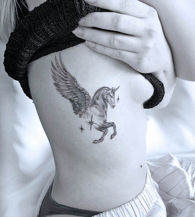 Un unicorno realistico sulla cassa toracica di @gunce.ink